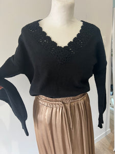 Pull noir broderie
