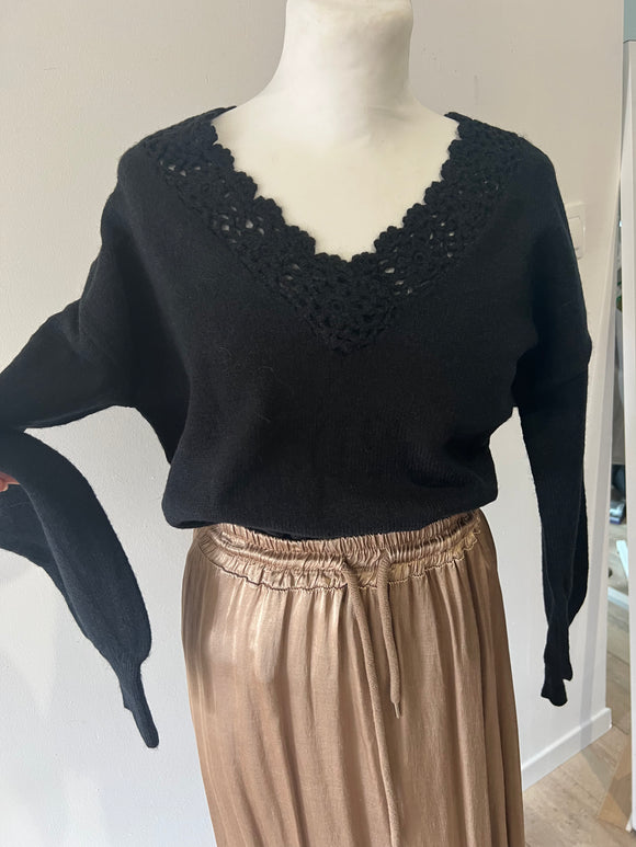 Pull noir broderie