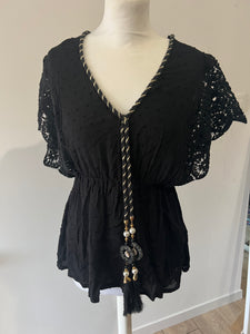 Haut broderie noir avec bijoux