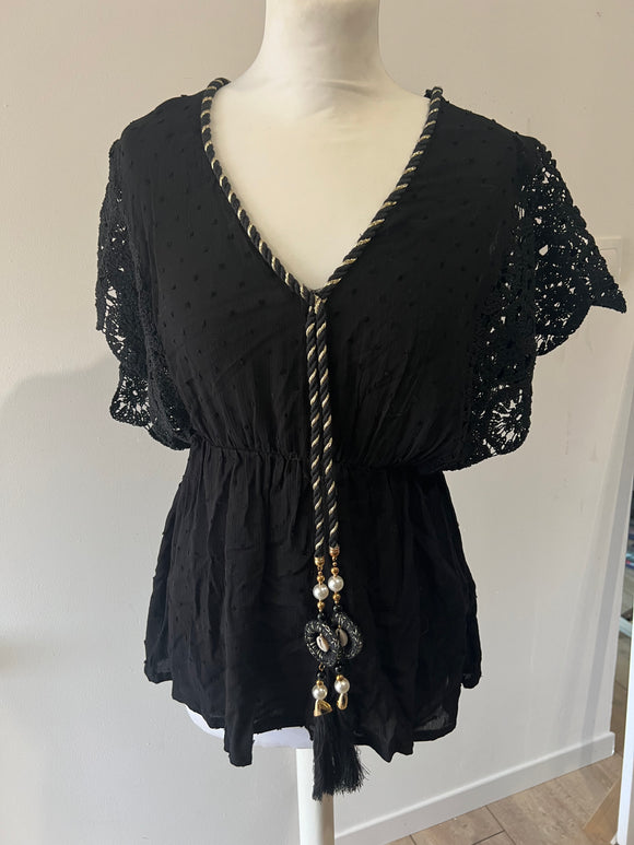 Haut broderie noir avec bijoux