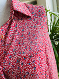 CHEMISIER PETITS FLEURS  sur fond rouge
