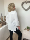 Chemise basique , existe en blanc, bleue, rouge ou noire