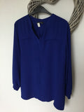 Chemise basique , existe en blanc, bleue, rouge ou noire